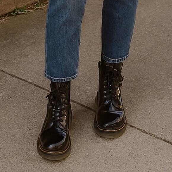 Dr. Martens Women's SZ 8 1460 Women's Patent Leather Lace Up Boots in Black - Picture 1 of 9